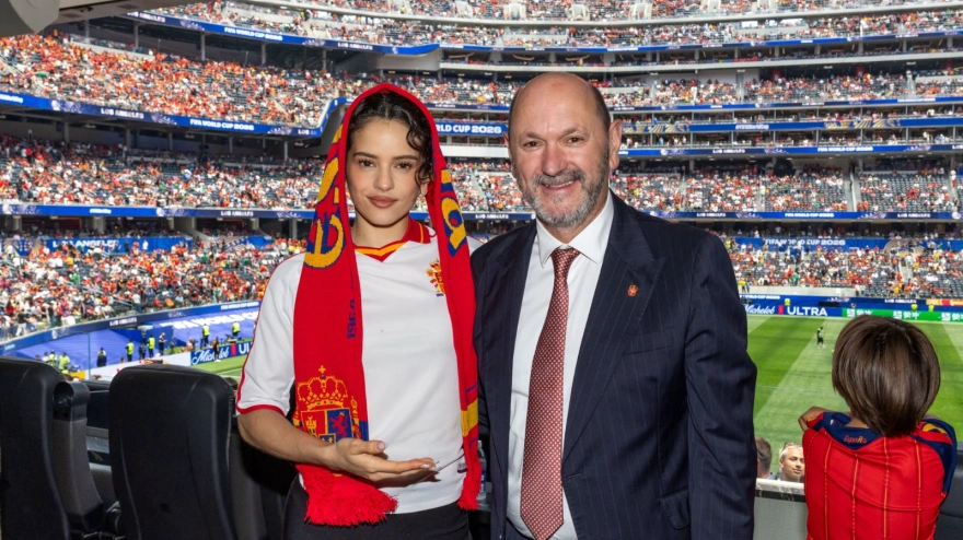 Rosalía, con Rafael Louzán en el palco del España - Austria del Mundial