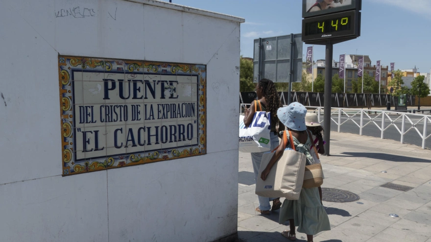 Un termómetro marca 44º en el conocido puente de 'El Cachorro', en Sevilla