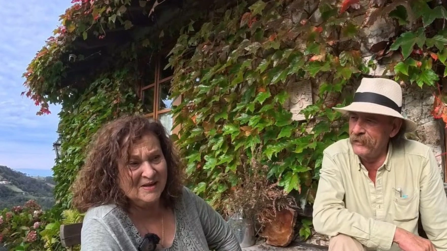 Ana y Máximo, compraron un pueblo abandonado de Asturias en una grabación de  hilux_aventura