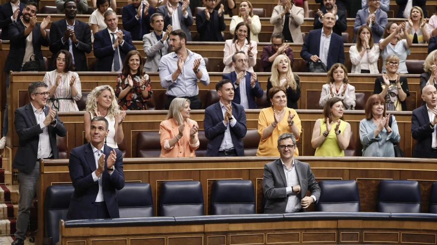 El presidente del Gobierno, Pedro Sánchez, aplaude junto a los diputados de su grupo en el hemiciclo del Congreso de los Diputados