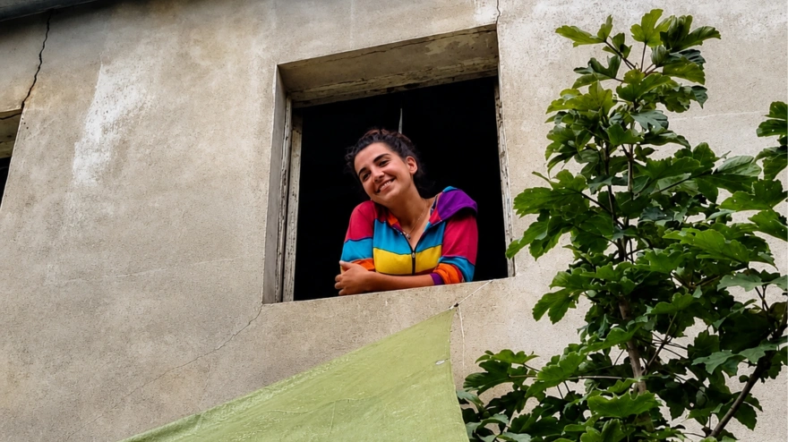 Captura de pantalla de una fotografía de María en la ventana de su casa de Asturias