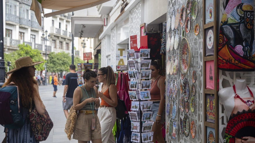 Turistas en tiendas de souvenirs