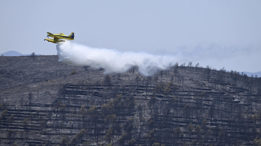 Medios aéreos trabajan en la extinción del incendio de Soneja (Castellón)