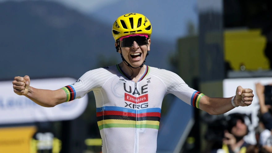 Tadej Pogacar celebra su victoria en la 3ª etapa del Tour