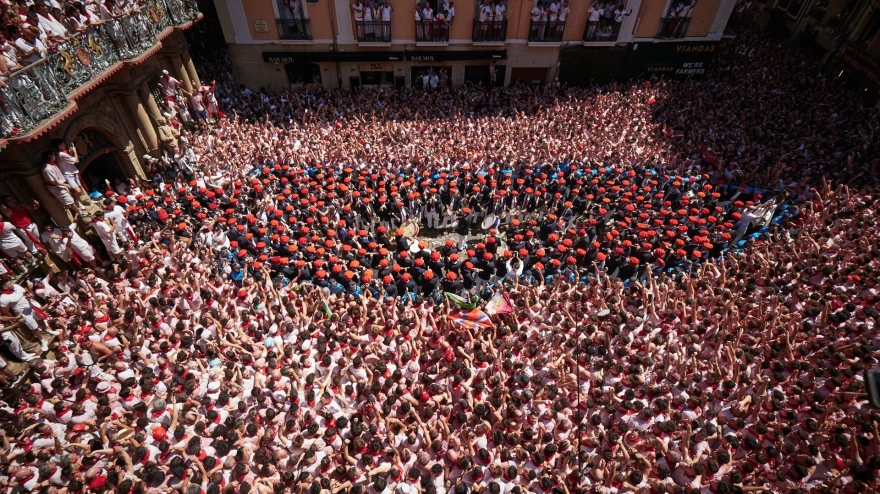 La salida de los gaiteros desde el interior del Ayuntamiento de Pamplona a la Plaza Consistorial despues del  Chupinazo de San Fermín 2026, en la Plaza del Ayuntamiento, a 6 de julio de 2026, en Pamplona, Navarra (España). El Chupinazo marca el inicio oficial de las fiestas de San Fermín que se prolongan hasta el 14 de julio. En esta edición, la Subdirección de Urgencias de Navarra es la encargada de prender la mecha del cohete, en reconocimiento a su labor durante los encierros.Eduardo Sanz / Europa PressCHUPINAZO;FIESTAS;IRUÑA;NAVARRA;PAMPLONA;SAN FERMIN;TXUPINAZO06/7/2026