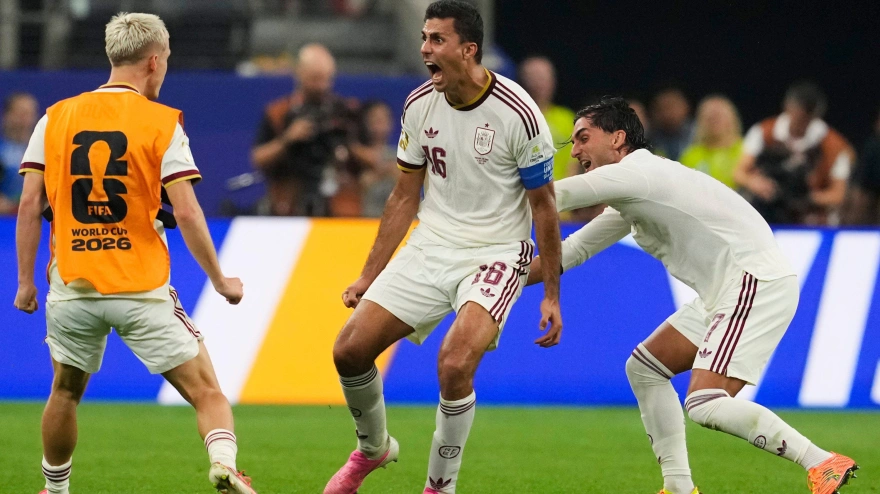 Rodri celebra el gol de Mikel Merino, en el Portugal - España