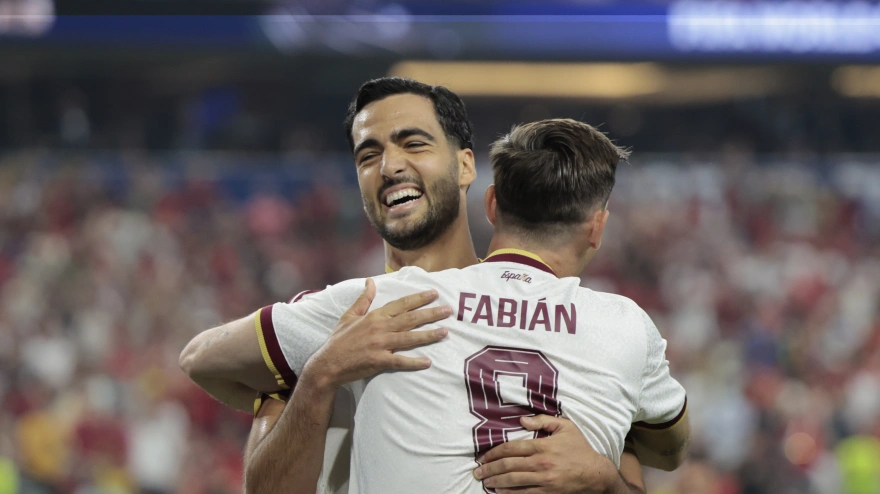 Mikel Merino se abraza a Fabián tras marca el gol de la victoria contra Portugal