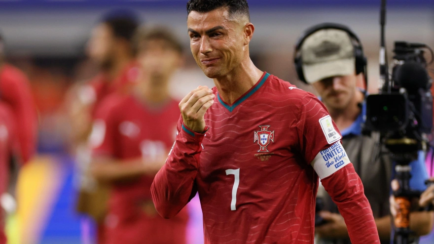 Cristiano Ronaldo, de Portugal, llora tras el partido de octavos de final de la Copa Mundial de la FIFA 2026 entre Portugal y España en el estadio de Dallas el 6 de julio de 2026 en Arlington, Estados Unidos.