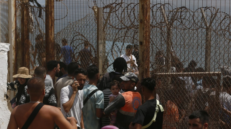 Miles de jóvenes marroquíes llegaron este jueves a la frontera entre Castillejos (Marruecos) y Ceuta para tratar de cruzar la valla que separa las dos ciudades