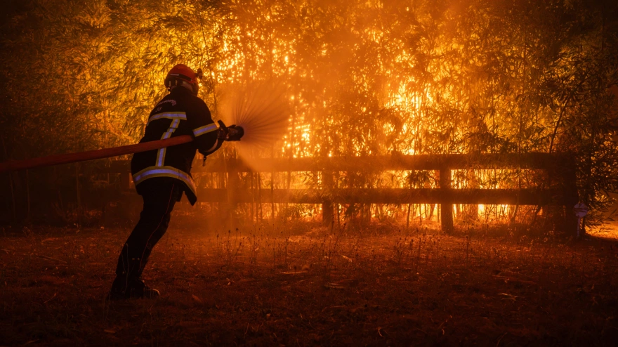 Imagen de un bombero intentando extinguir un fuego
