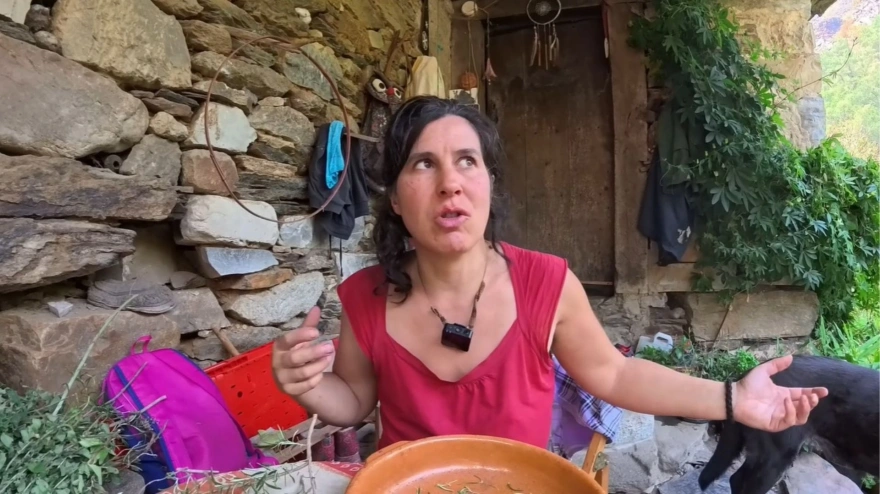 Suri vive aislada en un pueblo de Asturias y cuenta su historia a hilux_aventura