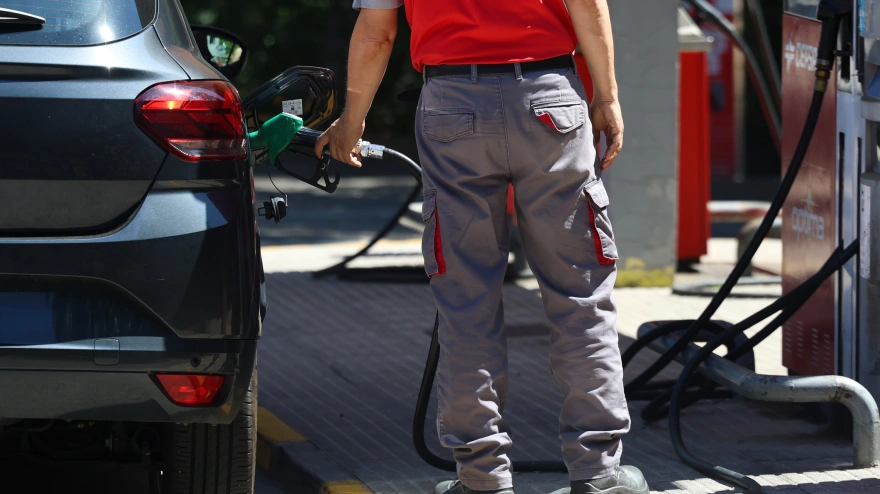 Una persona reposta gasolina a 1 de julio de 2026