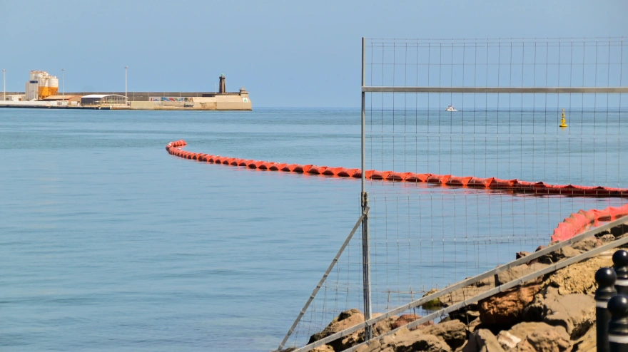 Infraestructuras de control de fronteras marítimas instaladas en el espigón sur de Melilla tras la crisis migratoria en Ceuta