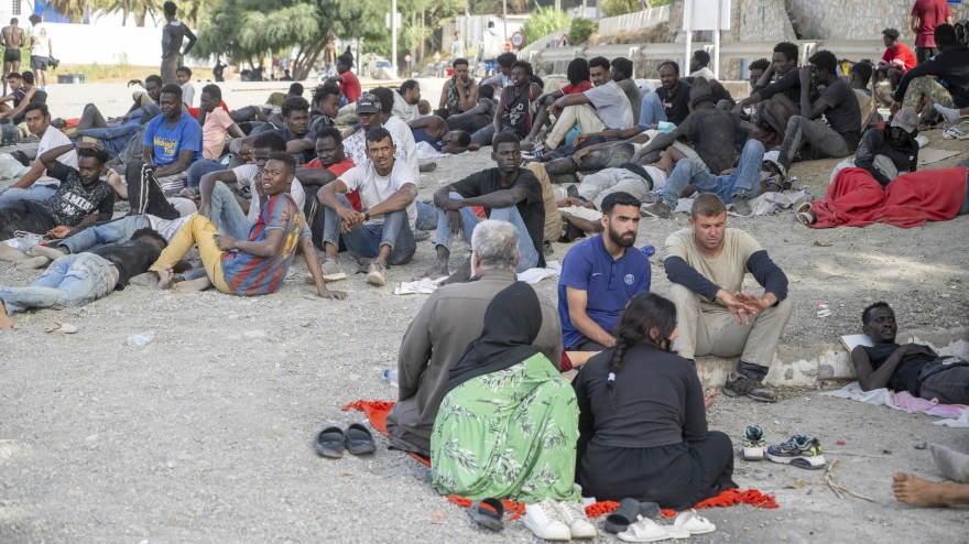 (Foto de ARCHIVO)Varios migrantes, a 1 de agosto de 2026, en Ceuta (España). Tras la crisis migratoria desatada el pasado jueves 30 de julio, el flujo de personas cruzando a nado desde Marruecos a Ceuta ha finalmente cesado durante la mañana de este sábado. El movimiento se ha invertido y ahora  solo se registra el regreso hacia Marruecos de quienes habían cruzado a nado el espigón del Tarajal, aunque también quedan bastantes personas dispersadas por la ciudad.Marcos Moreno / Europa Press01 AGOSTO 2026;MIGRANTES;CRISIS MIGRATORIA;INVASIÓN;ESPIGÓN;FRONTERA;MARRUECOS;01/8/2026