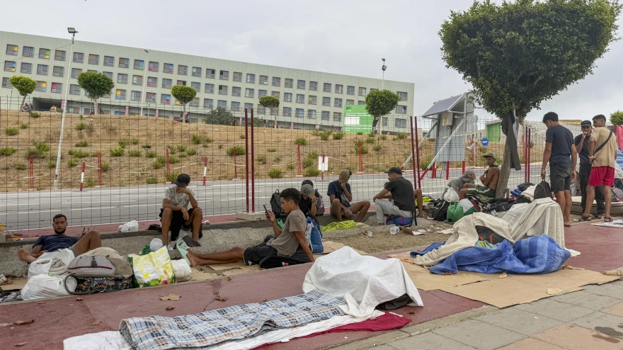 El entorno de Loma Colmenar refleja la tensión social que se ha ido acumulando en las barriadas periféricas de Ceuta en las últimas semanas. La presencia de cientos de personas pernoctando en las aceras ha elevado el malestar del vecindario