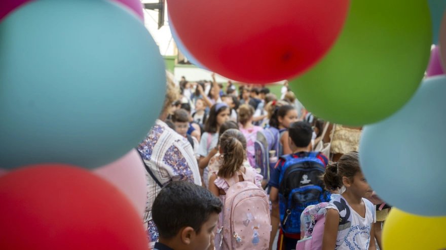 Un grupo de niños a la entrada del colegio, a 8 de septiembre de 2026, en Ceuta (España)