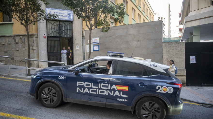 Un coche de policía a la entrada del colegio, a 8 de septiembre de 2026, en Ceuta (España)