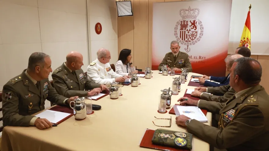 El rey Felipe VI, la ministra de Defensa, Margarita Robles; el jefe de Estado Mayor de la Defensa (JEMAD), almirante general Teodoro Esteban López Calderón; el jefe del Mando de Operaciones, teniente general Jose Antonio Agüero; el jefe del Mando Operativo Terrestre, teniente general Julio Salom; y el comandante general de Ceuta, general de división Luis Jesús Fernández Herrero