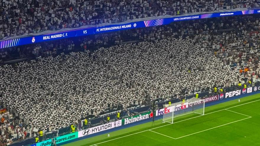 Uno de los fondos del Bernabéu lleno de banderas de Ceuta