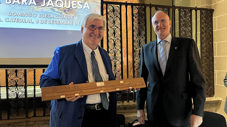 Domingo Buesa recibe la Bara jaquesa de la mano de Juan Carlos Moreno