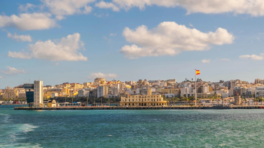 Hermosa vista de la arquitectura y la costa de Ceuta, España, en el norte de África.