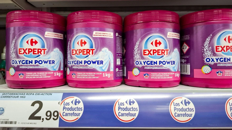 El quitamanchas en polvo Carrefour Expert Oxygen Power se exhibe en el estante de un supermercado en España.