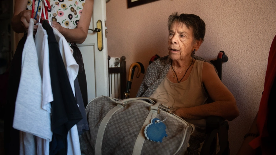Maricarmen prepara una bolsa con sus cosas, a 23 de septiembre de 2026, en Madrid (España). Maricarmen, una vecina de 87 años del barrio madrileño de Retiro, se enfrenta este miércoles día 23 a un cuarto y definitivo intento de desahucio de la casa donde ha vivido durante más de siete décadas, en el número 46 de la calle Alcalde Sainz de Baranda. El caso de Maricarmen se ha convertido en uno de los símbolos de la lucha por el acceso a la vivienda en Madrid. El padre de Maricarmen firmó en 1956 un contrato de arrendamiento para esa vivienda y tras su muerte, el contrato se subrogó en su esposa y, posteriormente, pasaría a Maricarmen.