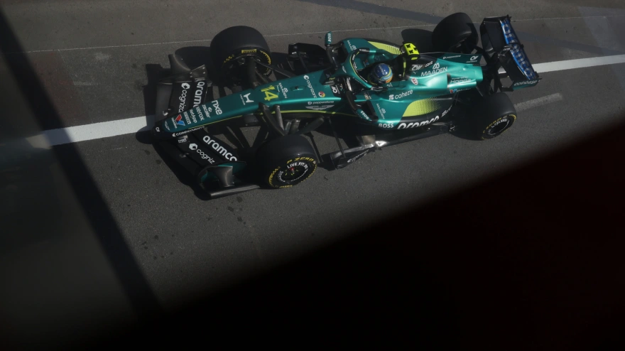 Fernando Alonso, con su Aston Martin en las calles de Baku este jueves.