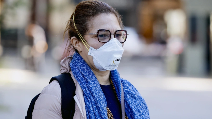Mujer con mascarilla FFP3 en Madrid
