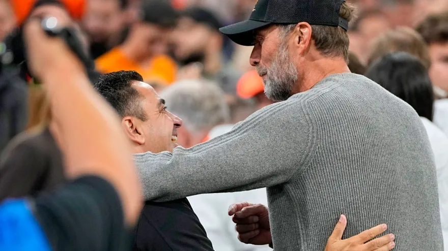 Xavi Hernández y Jurgen Klopp se abrazan antes del Países Bajos - Alemania
