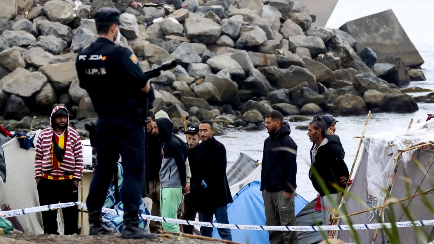 Migrantes en el asentamiento próximo a la planta desalinizadora de Ceuta