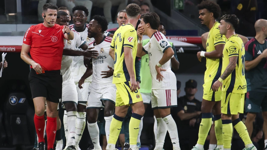 Vinicius se encara con Díaz de Mera tras ser expulsado en el Real Madrid-Villarreal