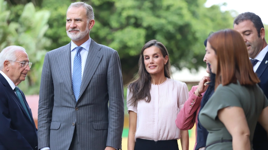 Los Reyes Felipe VI y Letizia durante una visita al Colegio de Educación Infantil y Primaria Pintor Eduardo Morillas, a 14 de octubre de 2026, en Melilla (España). Los Reyes realizan la que es su primera visita oficial a Melilla y donde han recibido una acogida igual de multitudinaria que la que han tenido en Ceuta, donde además de trasladar su solidaridad tras la entrada masiva de migrantes del pasado mes de julio, el monarca ha querido dejar de manifiesto la españolidad de ambas ciudades autónomas.Mohamed Belkasen / Europa Press14 OCTUBRE 2026;PIXELADA14/10/2026