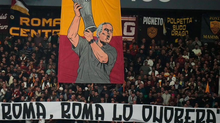 Pancarta con un dibujo de José Mourinho durante el Roma - Real Madrid