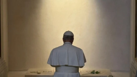 El Papa León XIV, delante de la tumba de Francisco