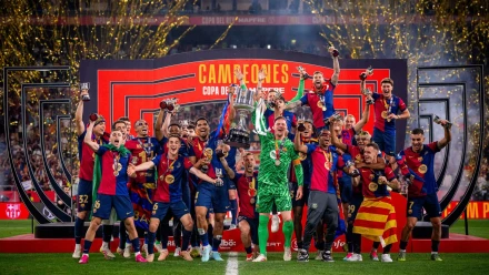 Los jugadores del Barcelona levantan la Copa del Rey en La Cartuja