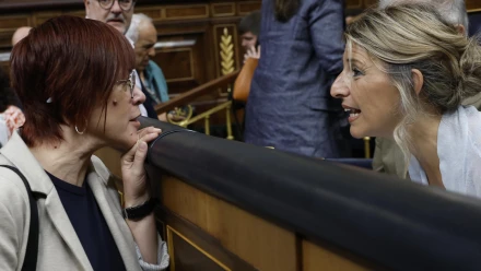 La vicepresidenta segunda y Ministra de Trabajo y Economía Social, Yolanda Díaz conversa con la diputada de Compromís, Águeda Micó