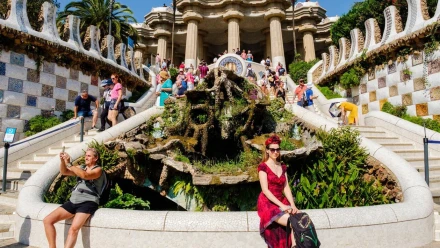 2YC84JD 2YC84JD Mass tourism, overtourism, busy Parc Guell by Antoni Gaudi, escalinata monumental stairs entrance tourists crowds taking pictures, Barcelona, Spain