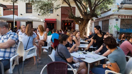 Una camarera sirve a los clientes en Valencia