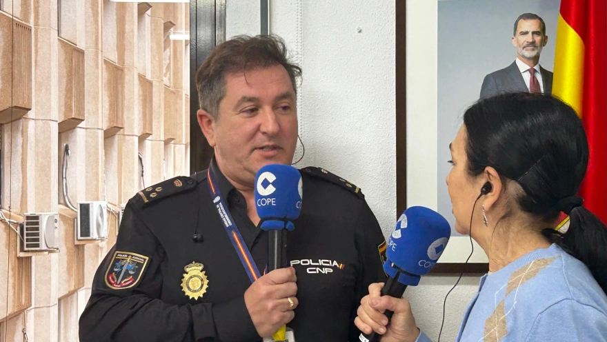 Pilar Cisneros junto al inspector Juan Francisco Verdejo, especializado en ciberdelincuencia