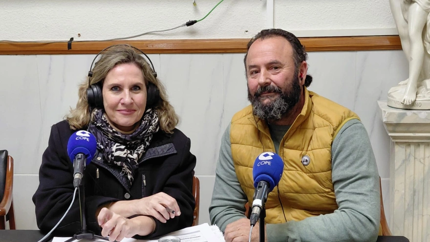 Cristina López Schlichting con Ángel Castaño, transportista de áridos y uno de los responsables de la empresa 'Hermanos Castaño', en Ocaña