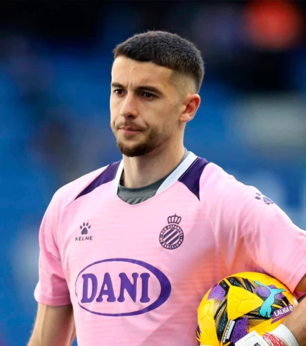 Joan García realiza ejercicios de calentamiento en el RCDE Stadium antes de jugar un partido con el Espanyol