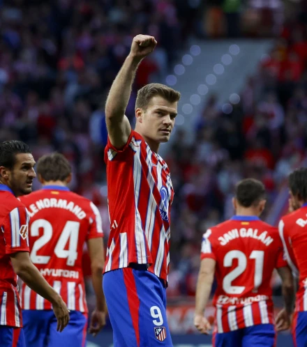 Alexander Sorloth celebra uno de sus goles en el Atlético de Madrid-Real Sociedad