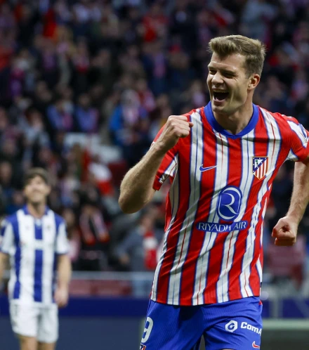 Alexander Sorloth celebra uno de sus goles en el Atlético de Madrid-Real Sociedad