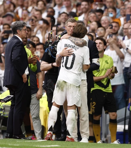 Modric se abraza con Toni Kroos en su último partido en el Bernabéu