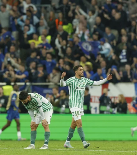 Los jugadores del Betis, cabizbajos tras perder la final contra el Chelsea