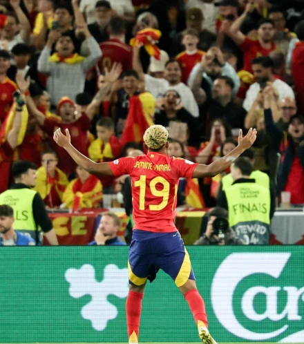 Lamine Yamal celebra el 3-0 de España contra Francia
