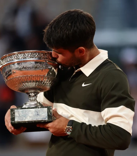 Carlos Alcaraz recibe y besa el trofeo de Roland Garros