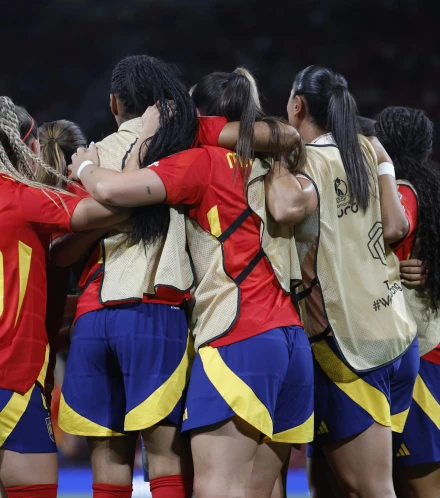 Las jugadoras de la selección española femenina celebran un gol