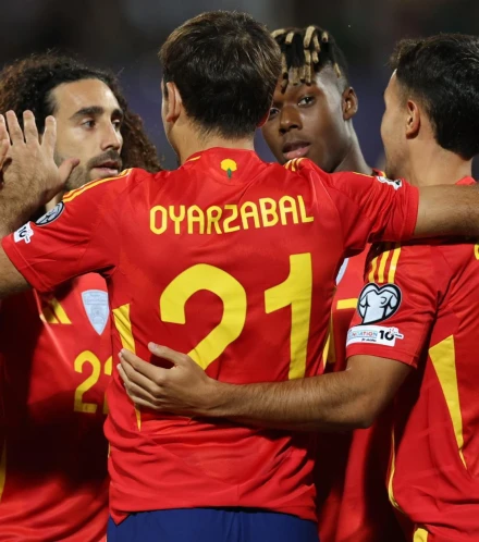 La selección española celebra el gol de Oyarzabal a Bulgaria